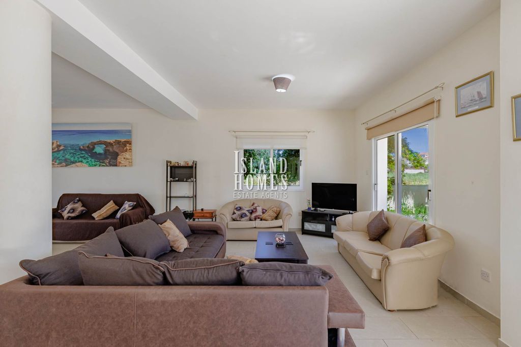 Property photo 2 of 40