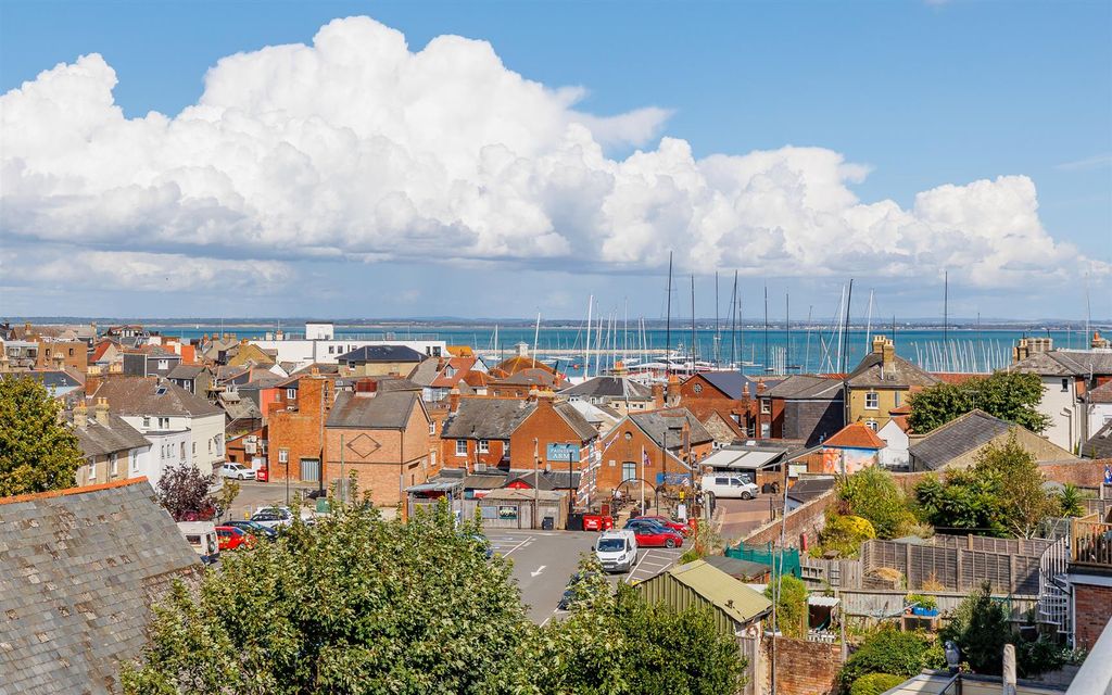 Property photo 2 of 19 Solent Views