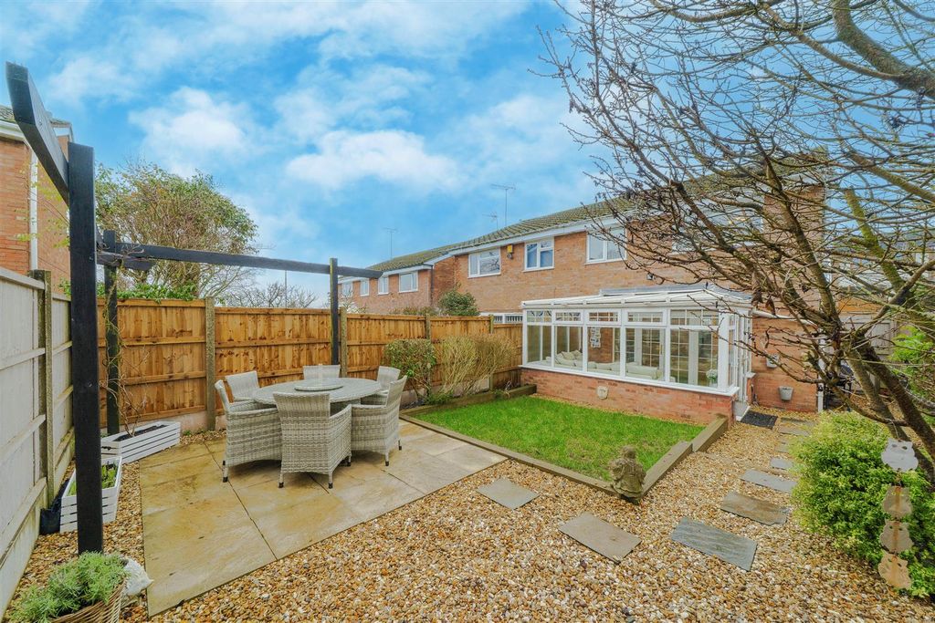 Property photo 3 of 18 Garden