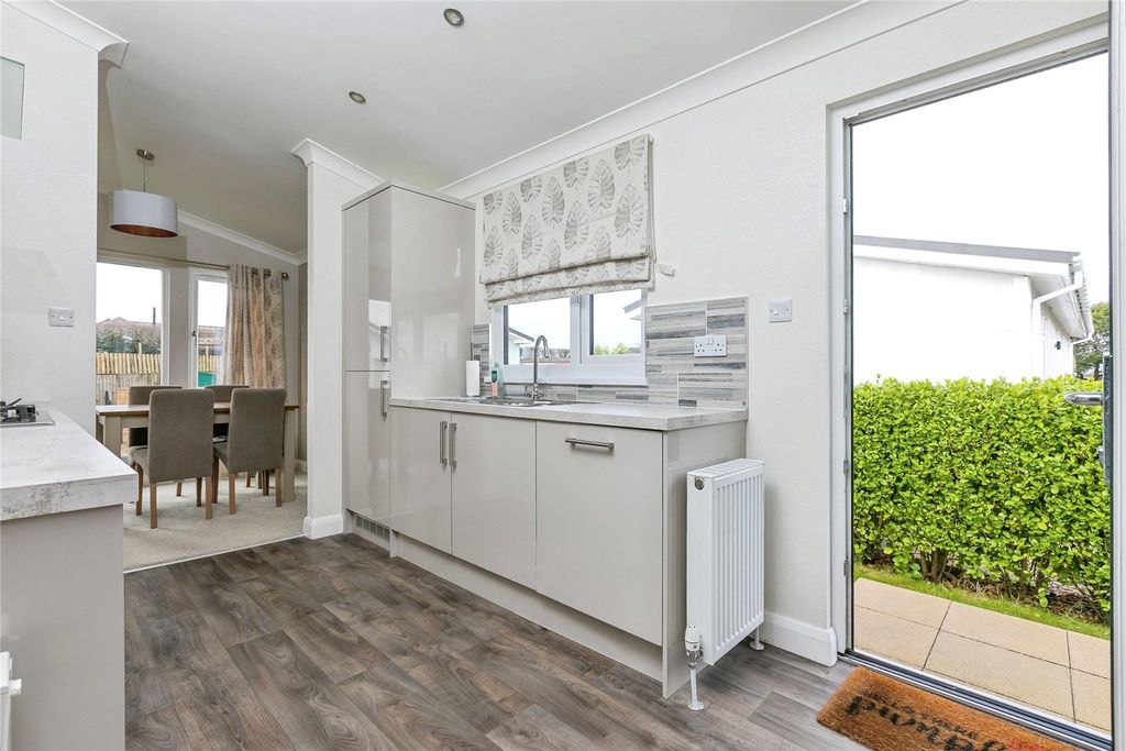 Property photo 2 of 11 Kitchen