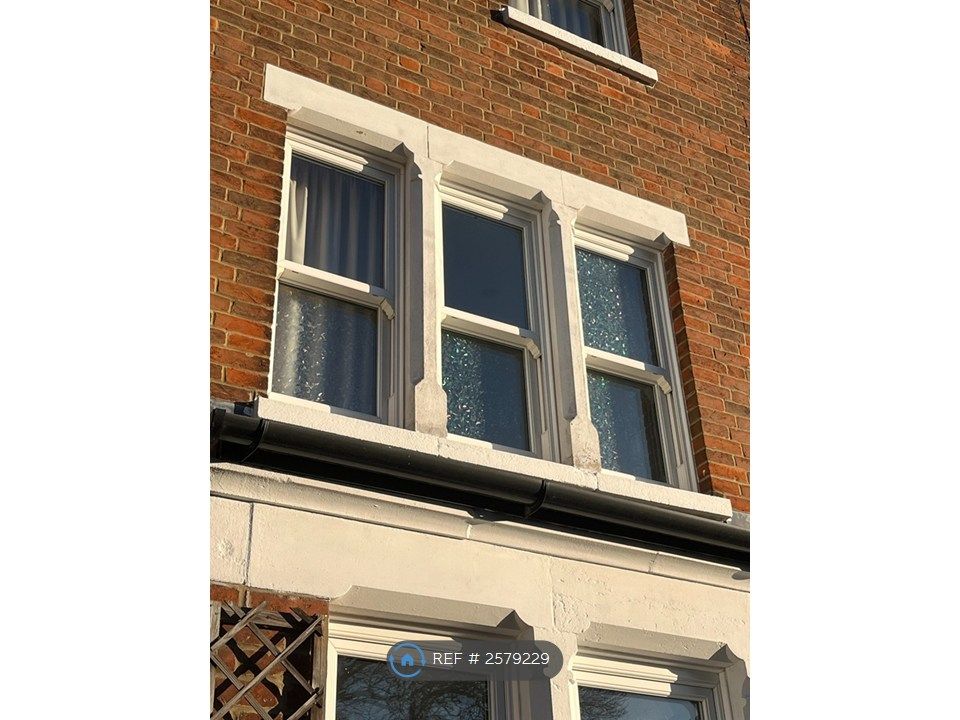 Property photo 2 of 34 Double-Glazed Sash Windows Throughout