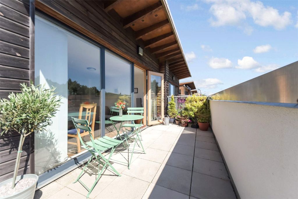 Property photo 2 of 19 Terrace