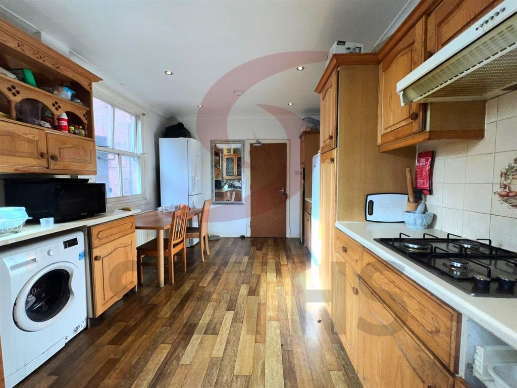 Property photo 2 of 6 Kitchen