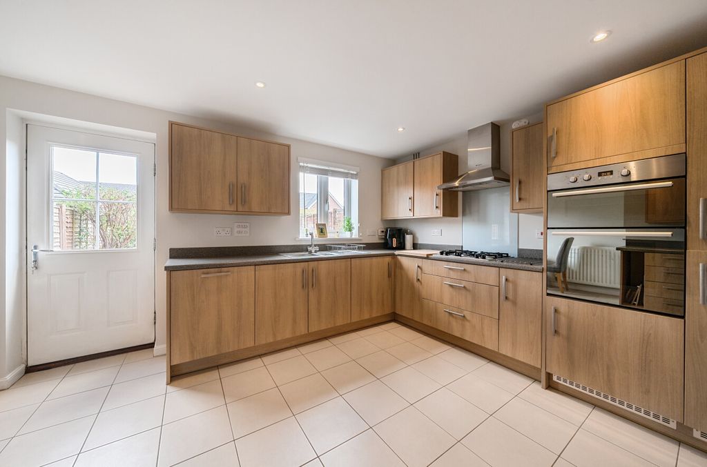 Property photo 3 of 15 1302050-25-683Da5...