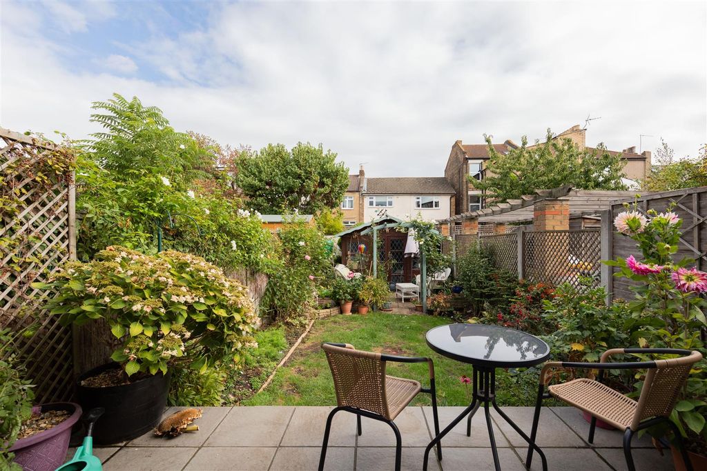 Property photo 3 of 30 Carnarvon Road, E18