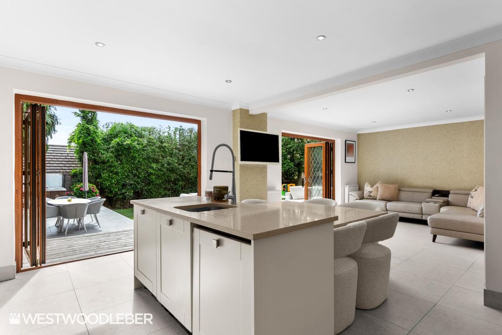 Property photo 3 of 45 Parklane_11.Jpg