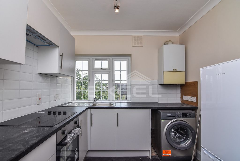 Property photo 2 of 7 Kitchen (2)