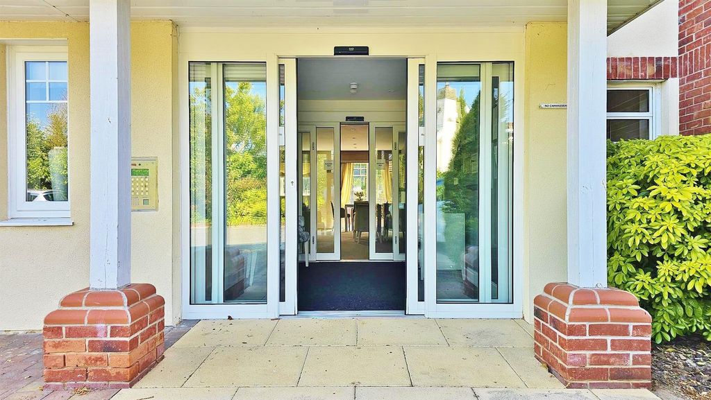 Property photo 3 of 20 Communal Entrance