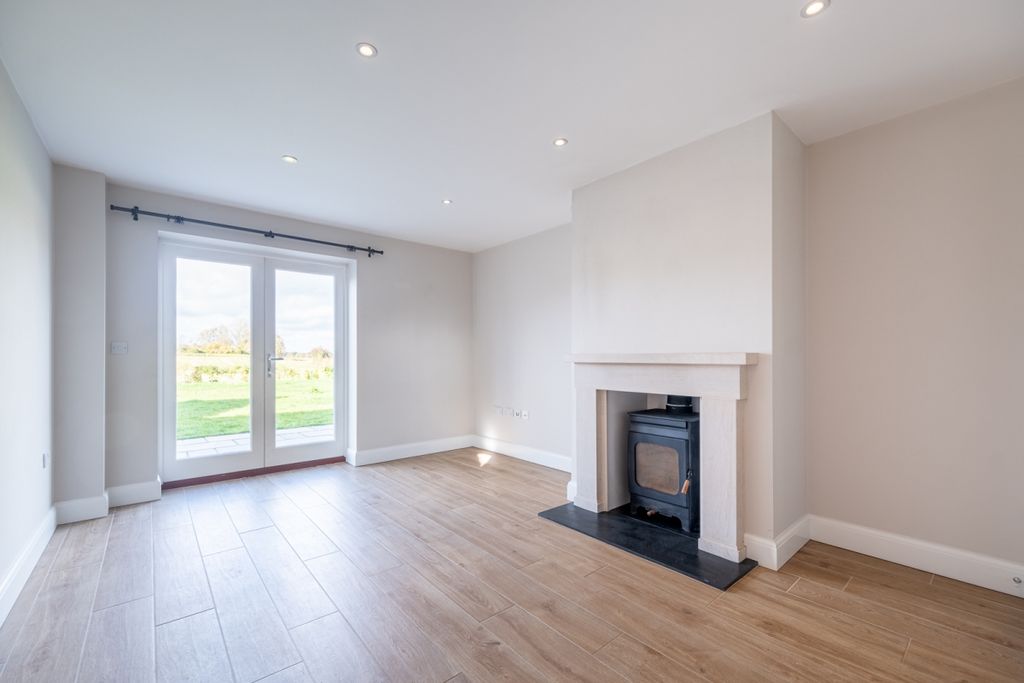 Property photo 3 of 12 2 Ewhurst Park Co...