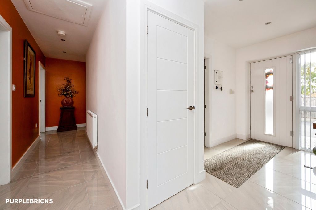 Property photo 3 of 25 Entrance Hallway