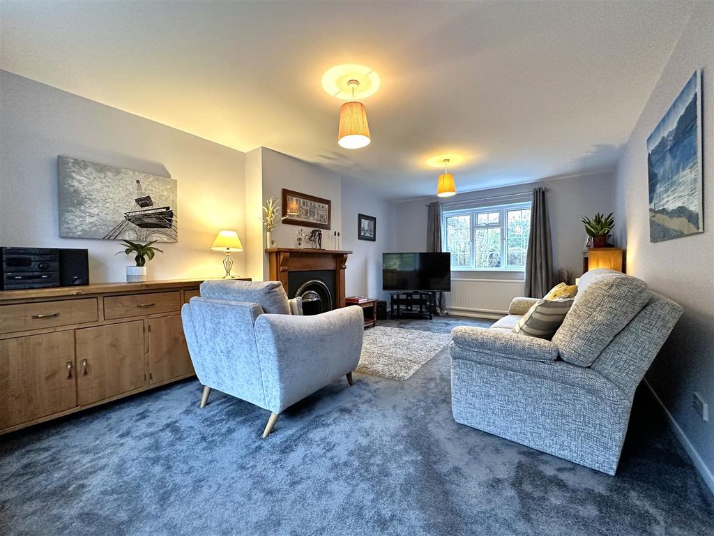 Property photo 2 of 27 Large Living Room 021