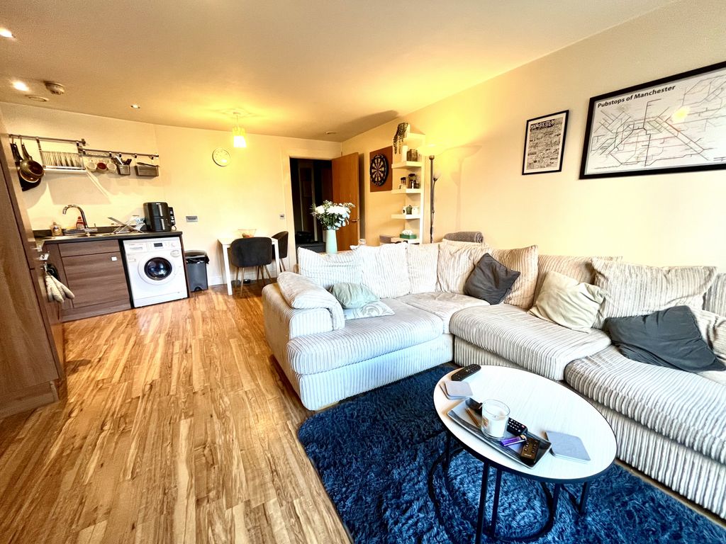 Property photo 3 of 11 Lounge