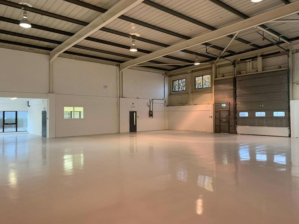 Property photo 2 of 3 3 Airport Exec Park Luton Warehouse 2019.Jpeg