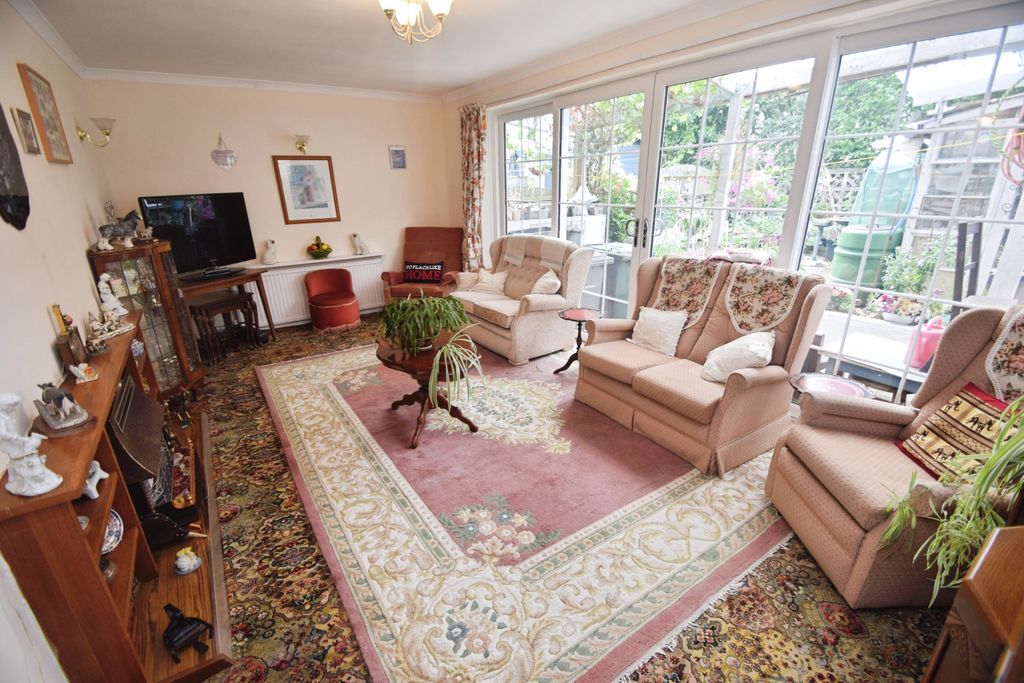 Property photo 2 of 18 9E66355c-Lounge