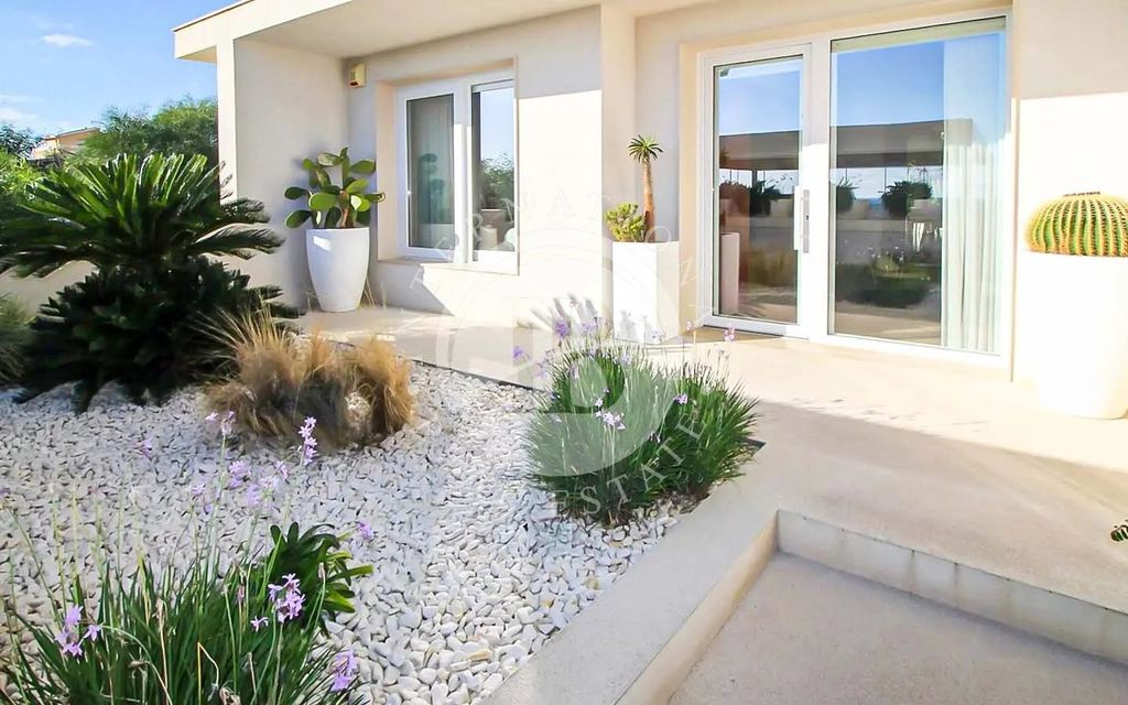 Property photo 3 of 25