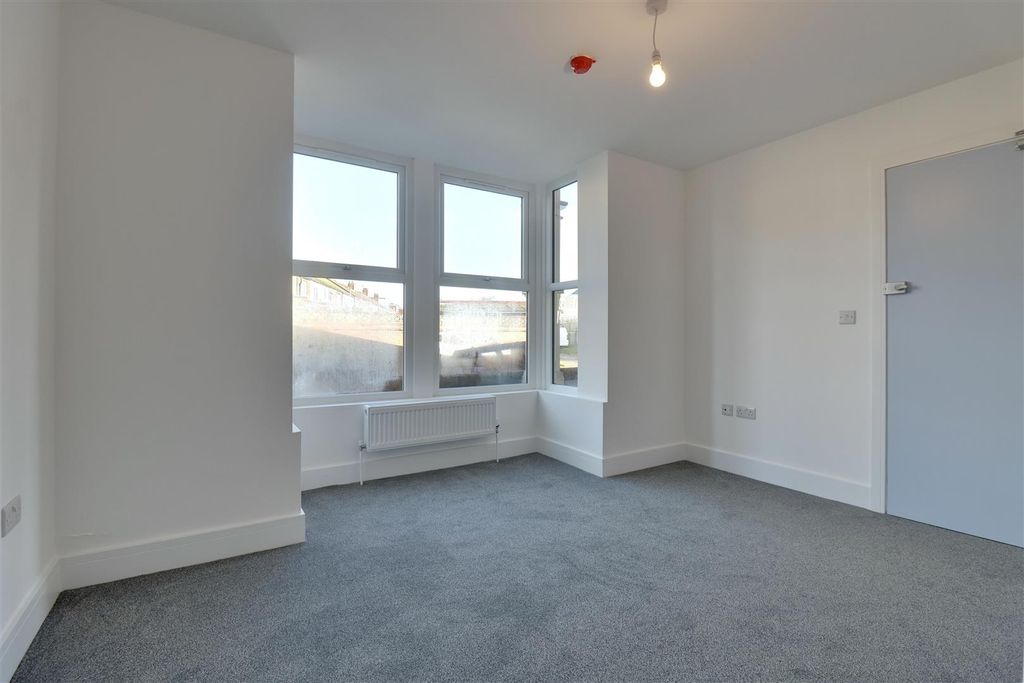 Property photo 3 of 6 A25635B7-7Bb5-4793-Bed1-2B5687Da2A5E_1_201_A.Jpeg