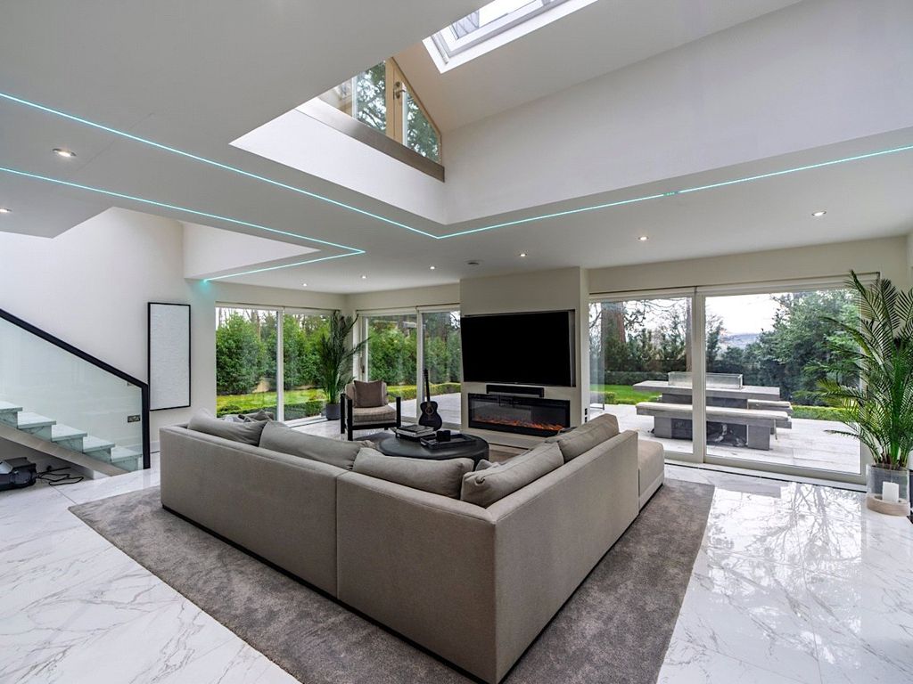 Property photo 3 of 14 Open Plan Lounge