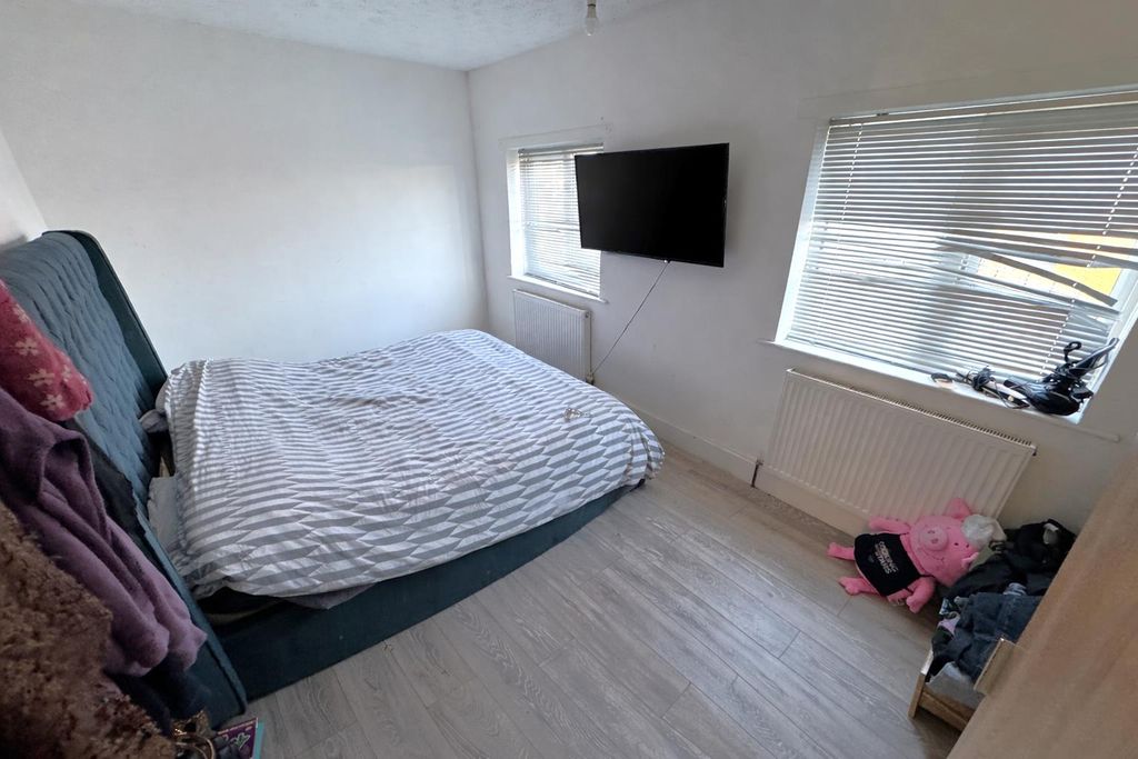 Property photo 3 of 17 Bedroom 1