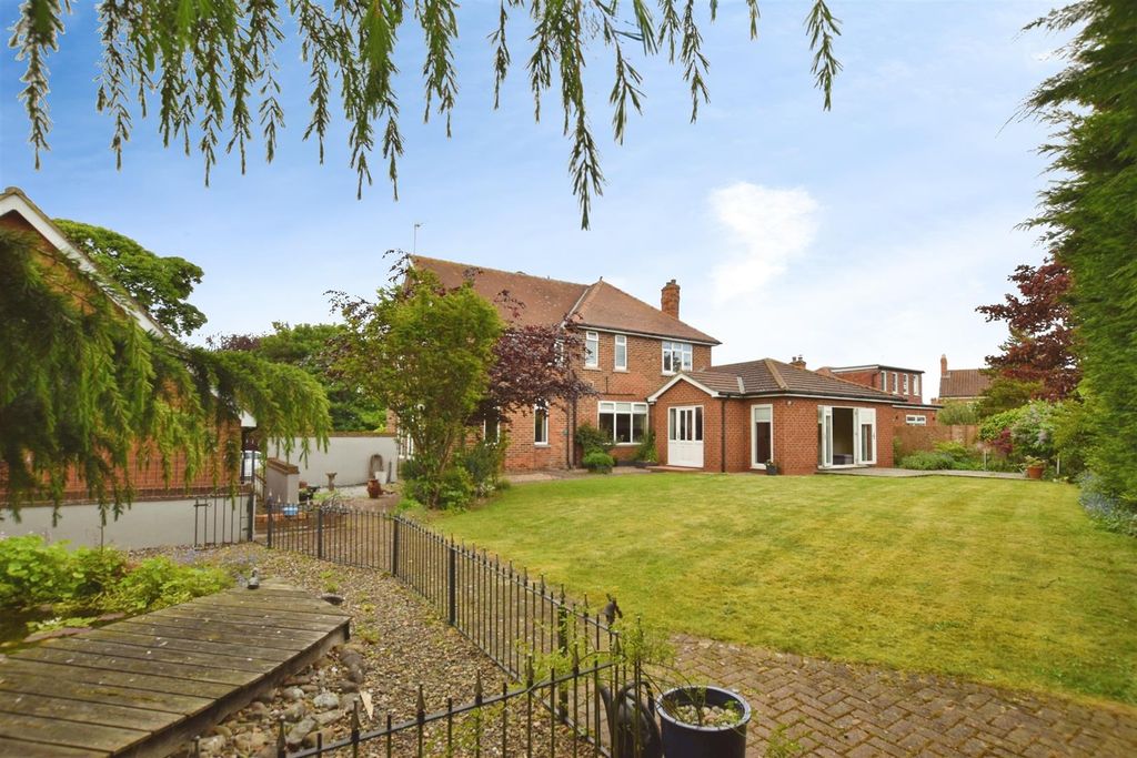 Property photo 1 of 39 Garden Rear House