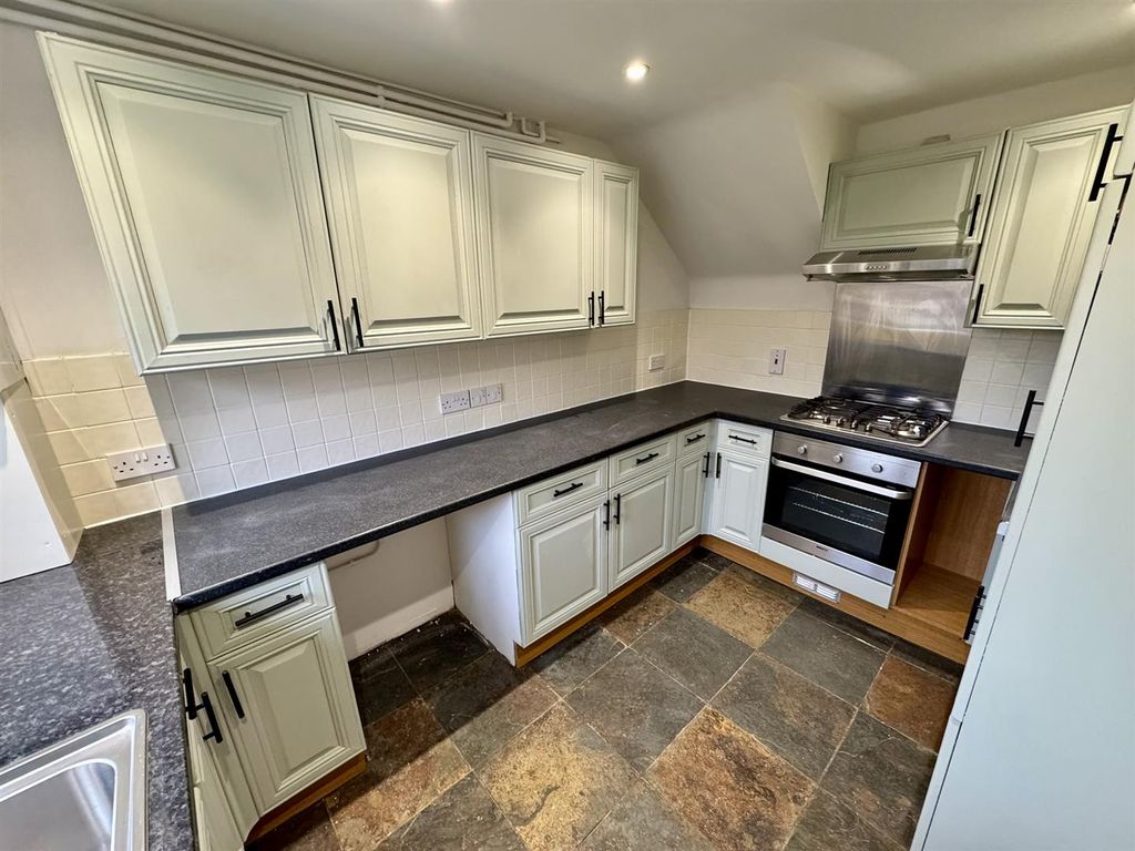 Property photo 3 of 18 Kitchen (1/3)