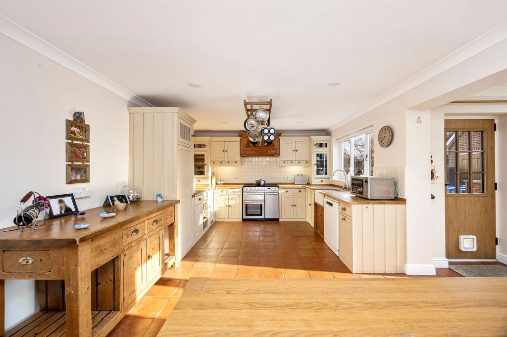 Property photo 2 of 33