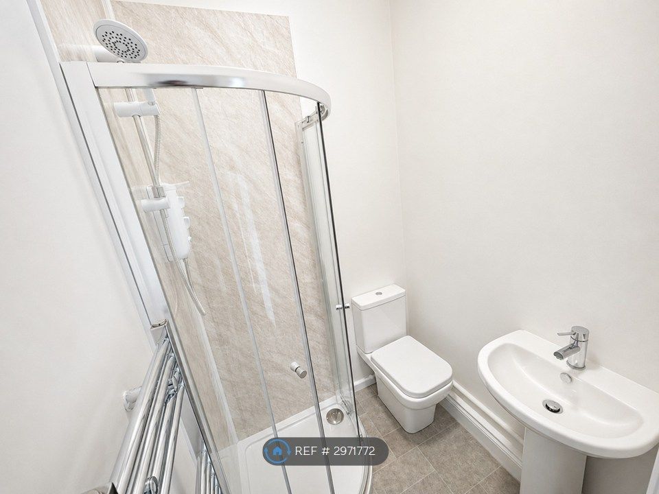 Property photo 3 of 7 En-Suite Shower Room