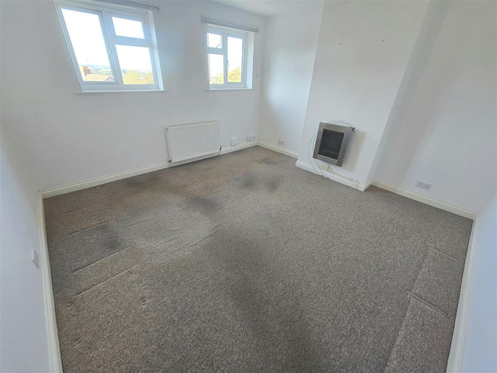 Property photo 3 of 8 Lounge