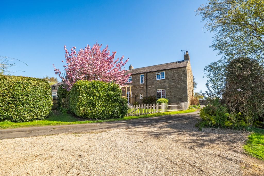 Property photo 1 of 17 South Cottage Garden 2 (C)