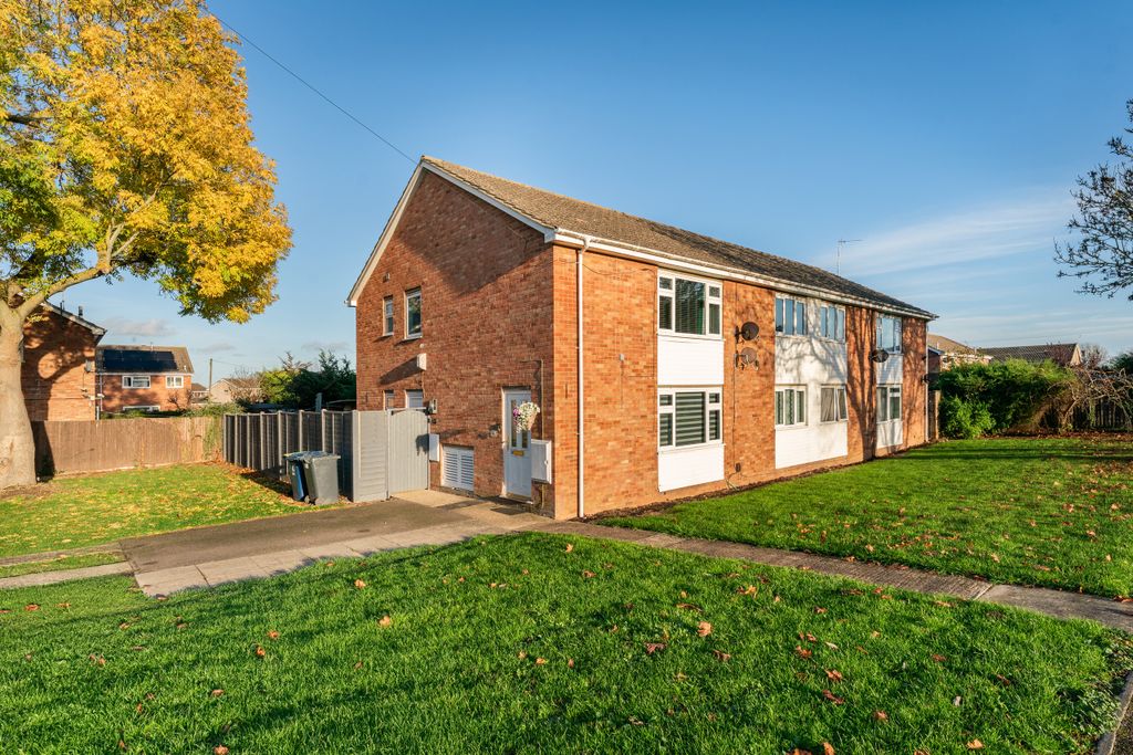 Property photo 1 of 15 58 Hill Rise, St Ives (12).Jpg