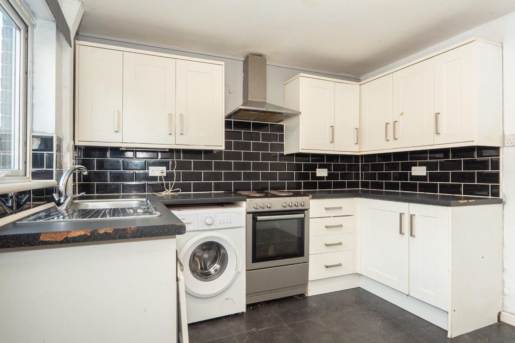 Property photo 2 of 31 Kitchen