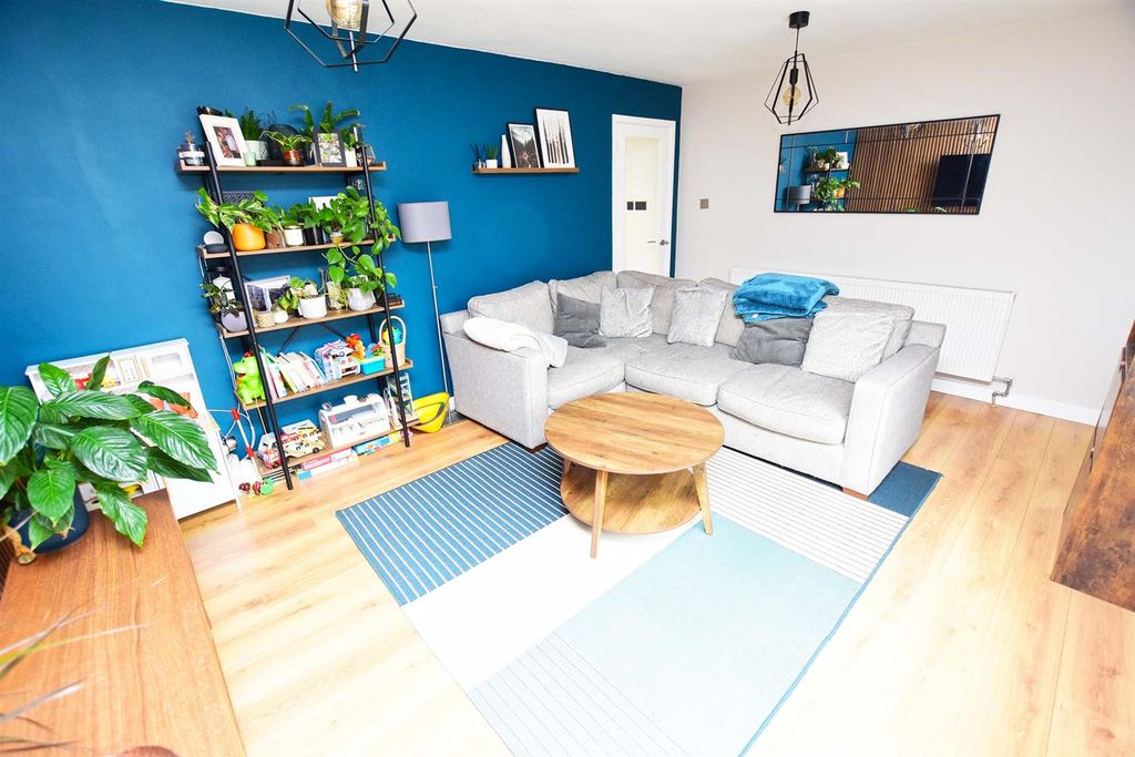 Property photo 3 of 17 Lounge