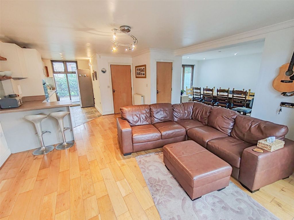 Property photo 3 of 15 Kitchen/Lounge