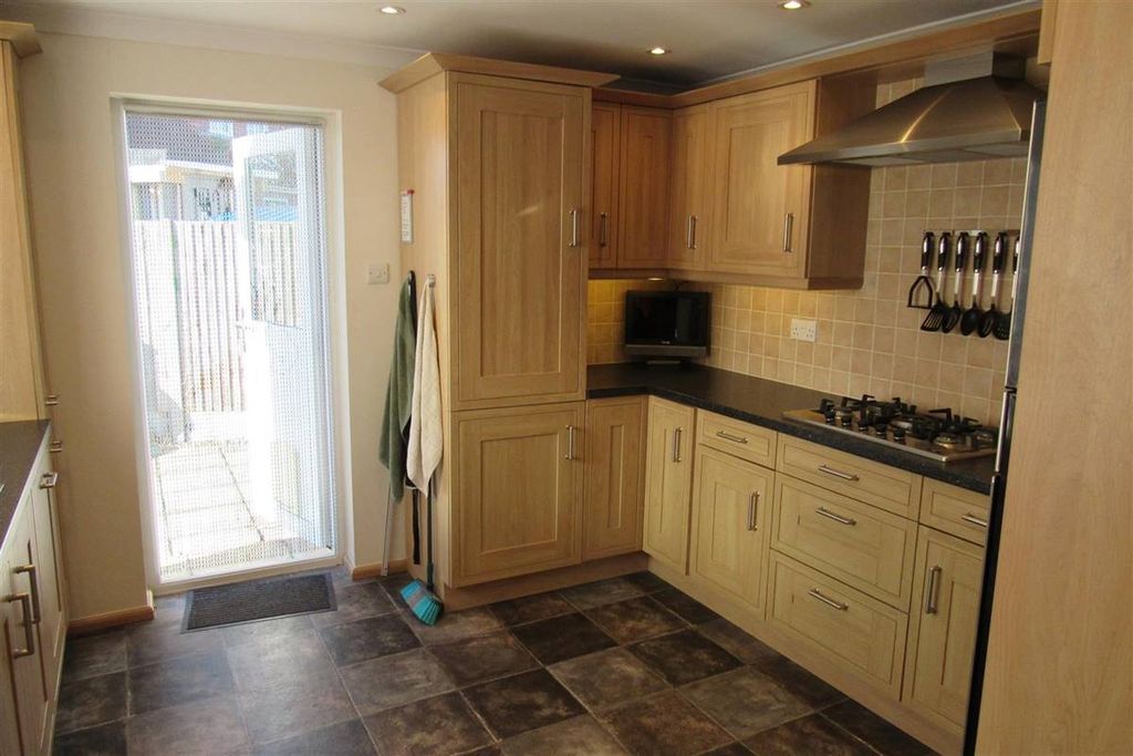 Property photo 3 of 18 Kitchen
