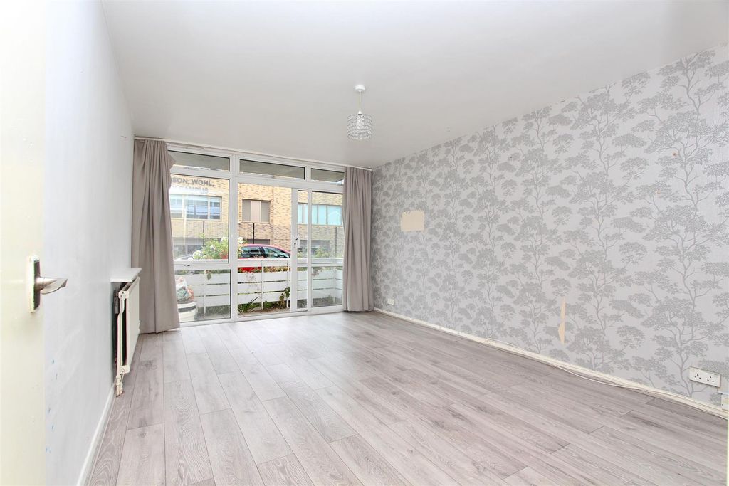 Property photo 3 of 13 Arbor Court, N16