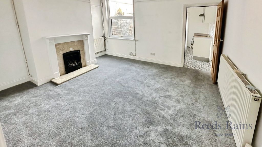 Property photo 2 of 8 Lounge