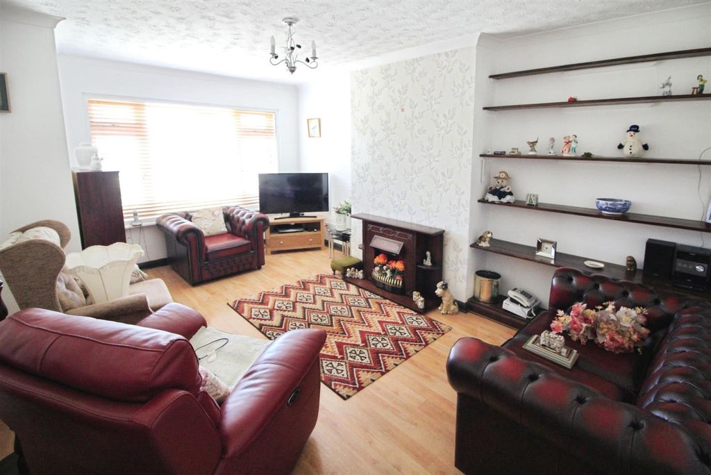 Property photo 3 of 11 Lounge