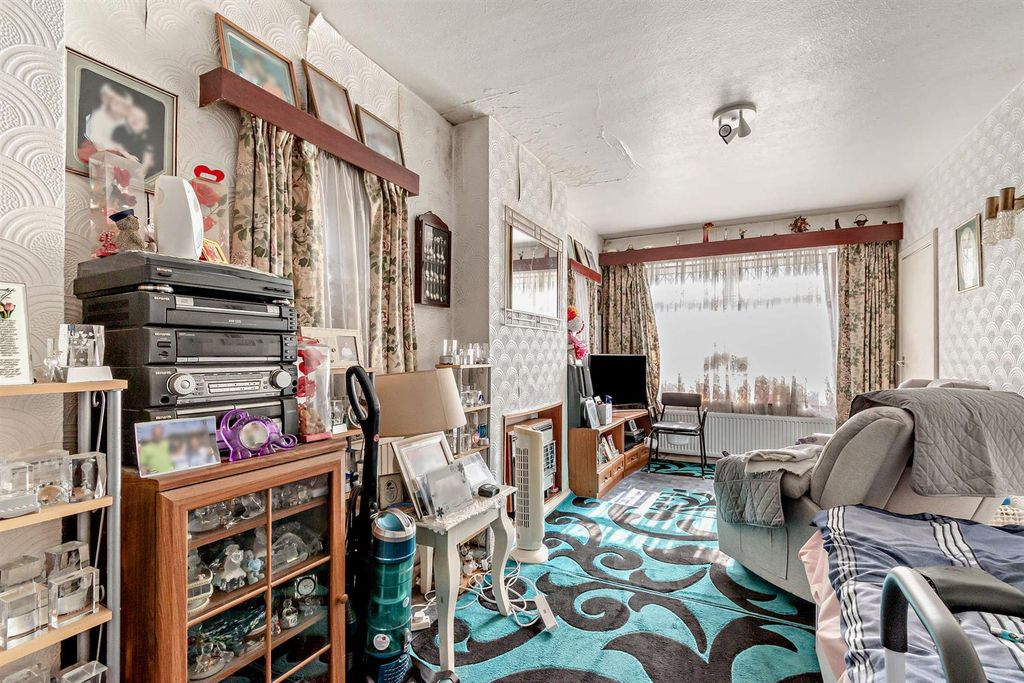 Property photo 2 of 9 8660333-Interior12-800.Jpg