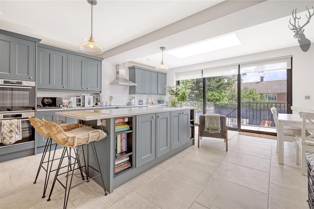 Property photo 2 of 23