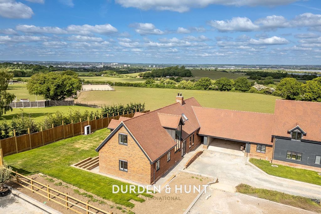 Property photo 1 of 24 Manor Farm