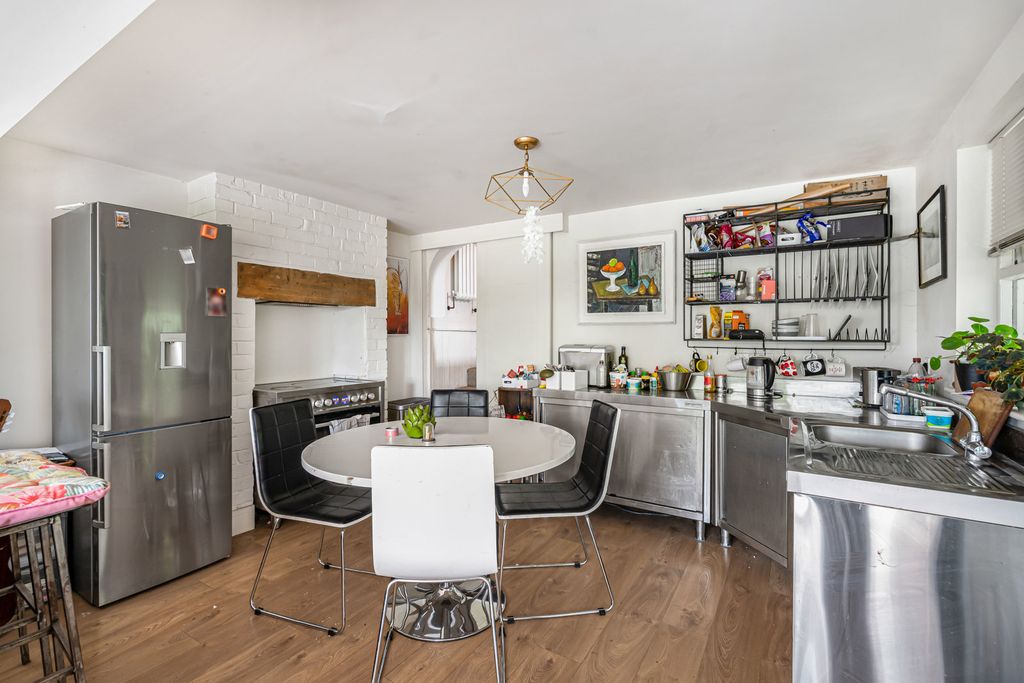 Property photo 3 of 19 Kitchen