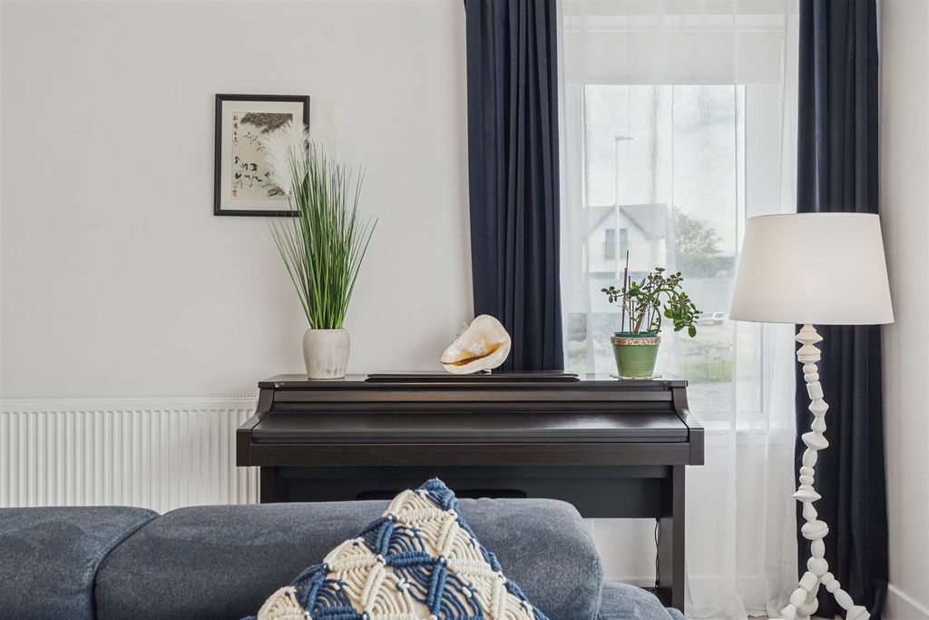 Property photo 3 of 34 Lounge