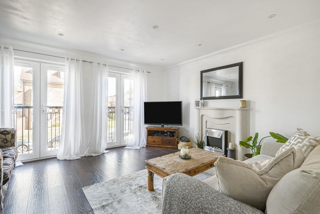 Property photo 2 of 23 Living Room