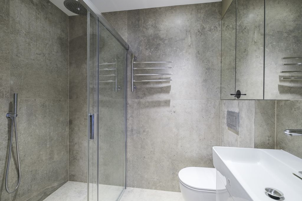 Property photo 3 of 12 Family Bathroom