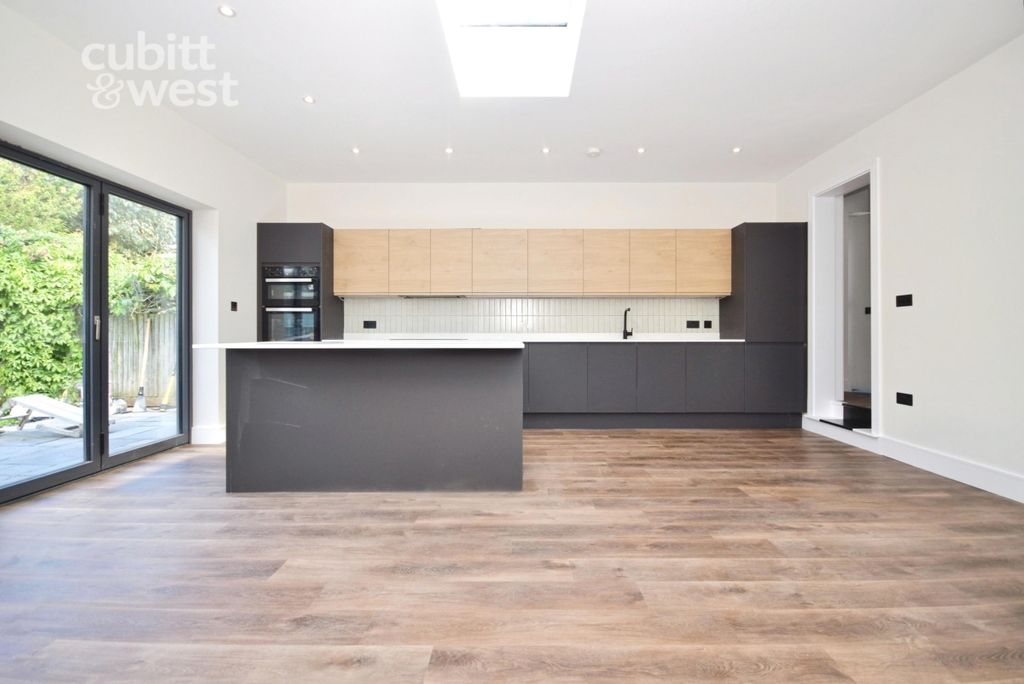 Property photo 3 of 17 Kitchen