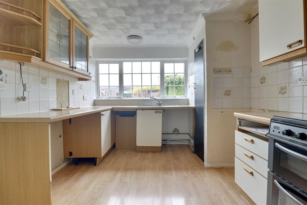 Property photo 2 of 17 A73F8E02-2Eae-4914-B5D1-F58BAE4B24D3_1_201_A.Jpeg