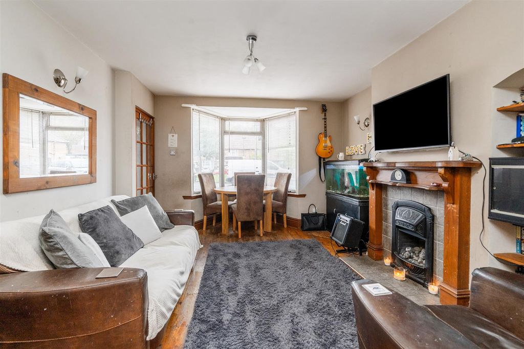 Property photo 2 of 9 10 Fox Grove_3.Jpg