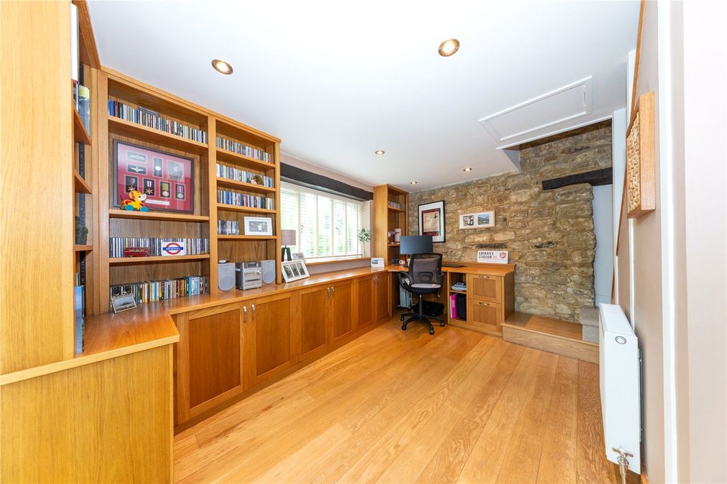 Property photo 3 of 18 Kitchen