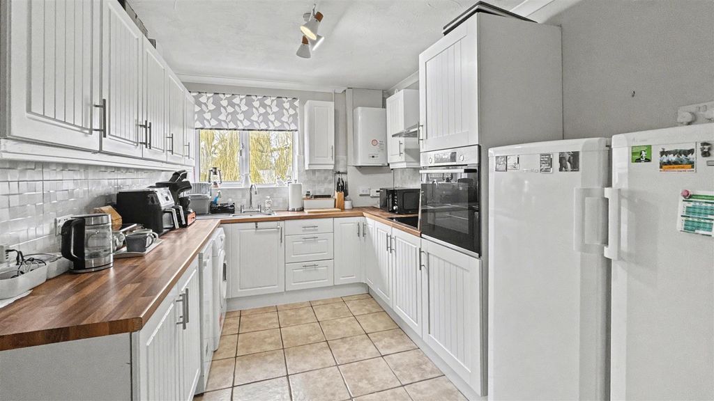 Property photo 3 of 9 Kitchen