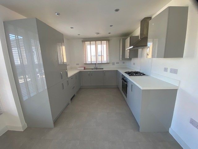 Property photo 3 of 11 Kitchen