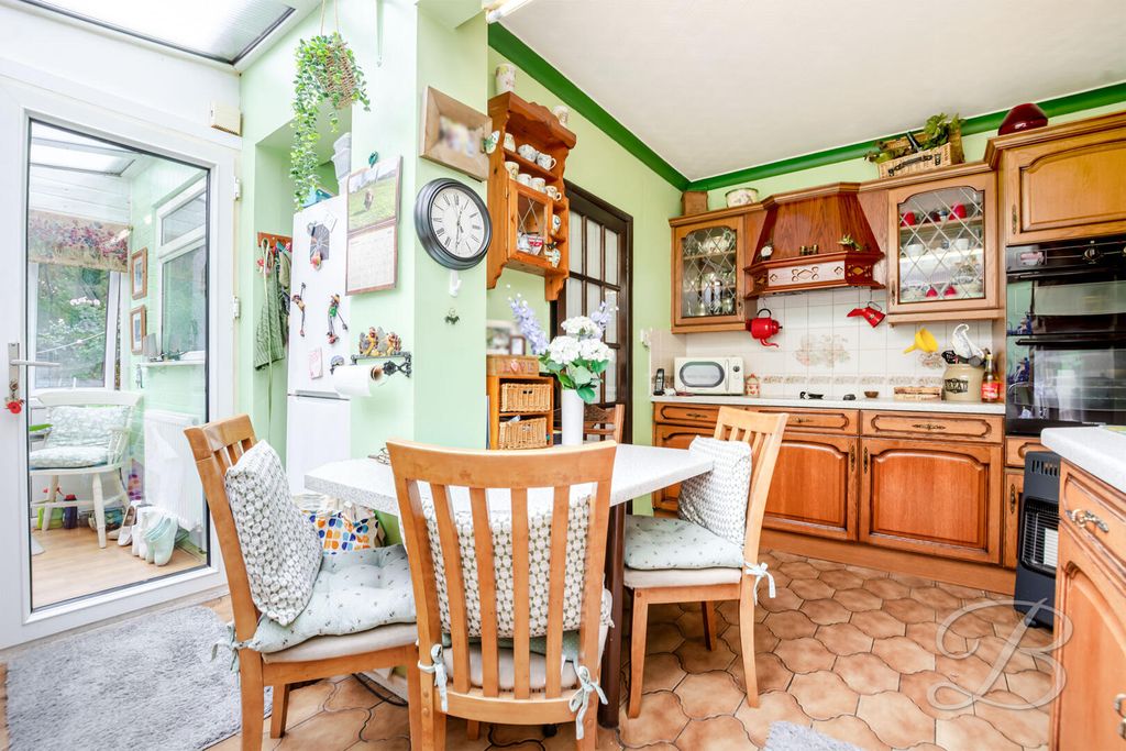 Property photo 3 of 33 Kitchen